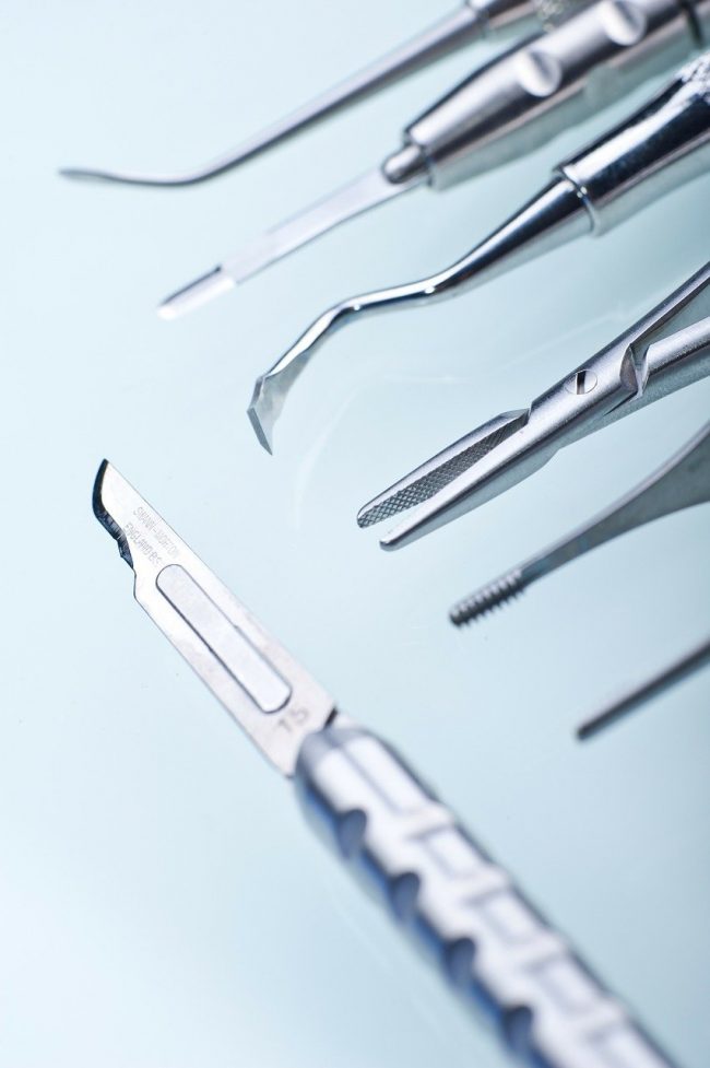 Close up picture of a scalpel