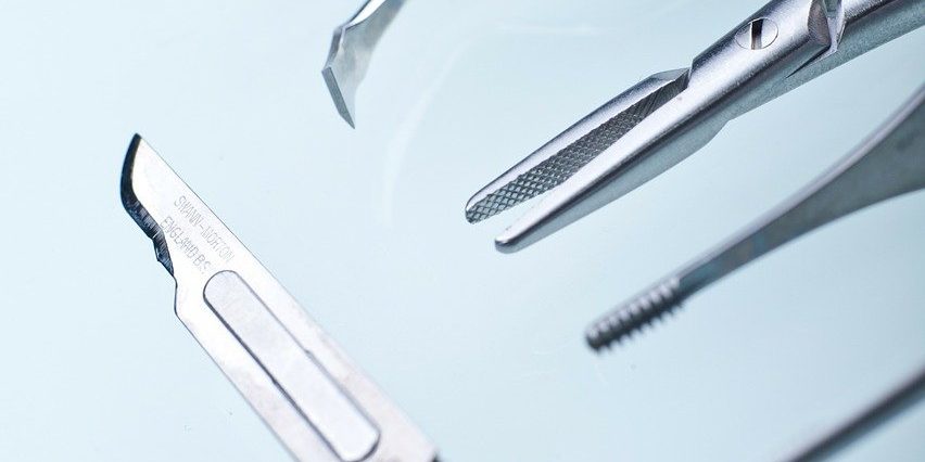 Close up picture of a scalpel